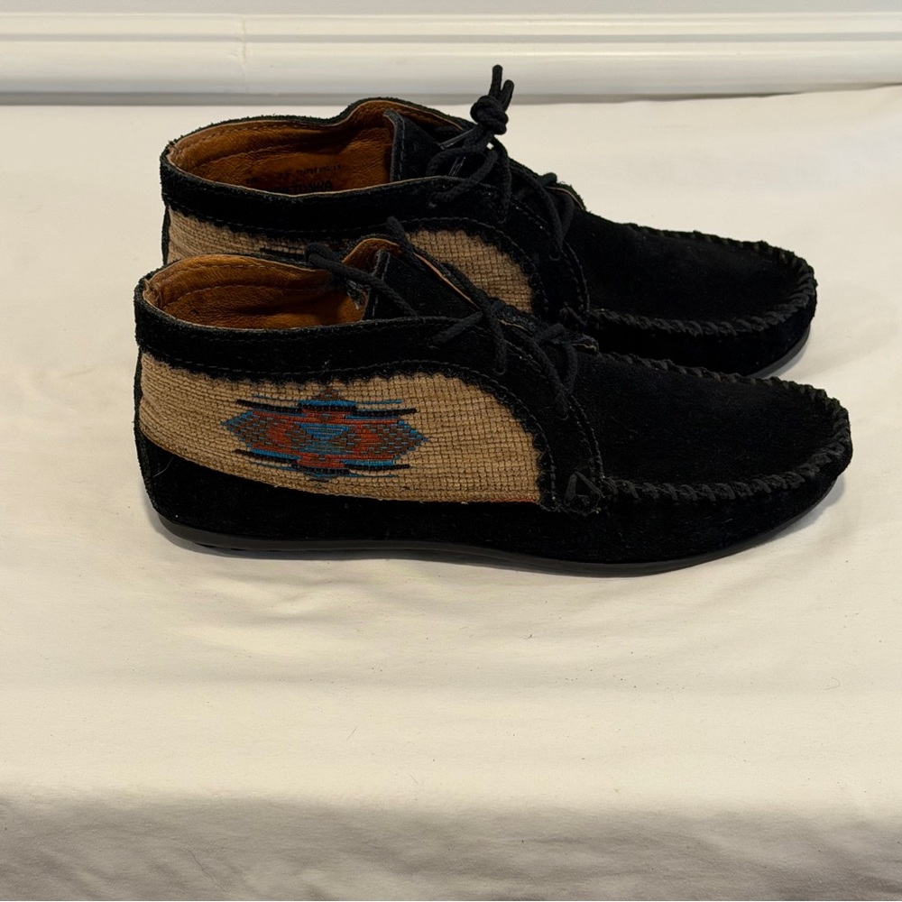 Minnetonka Black Suede Moccasin Boots Size 7.5 Southwestern Beaded Ankle